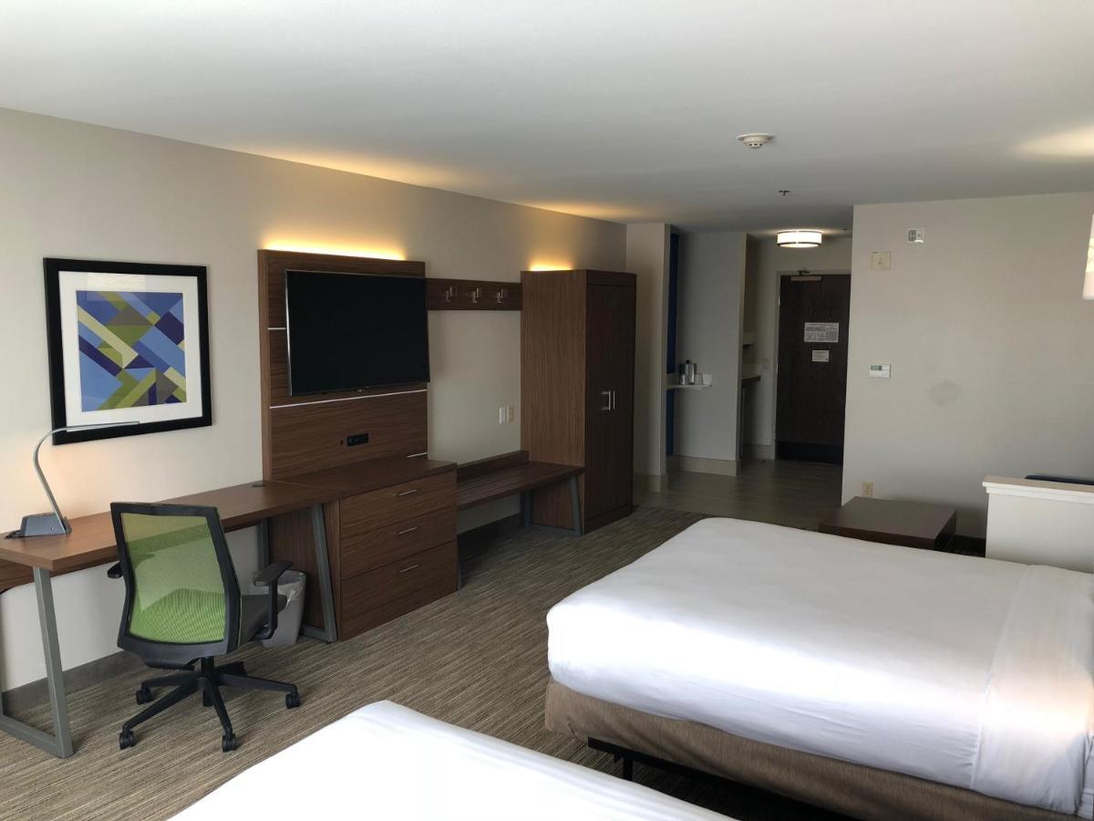 Queen Suite at Holiday Inn Express Arlington by IHG