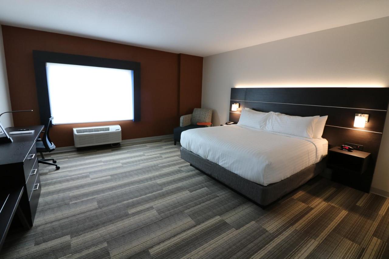 Leisure King Room - Non-Smoking at Holiday Inn Express & Suites Coffeyville by IHG