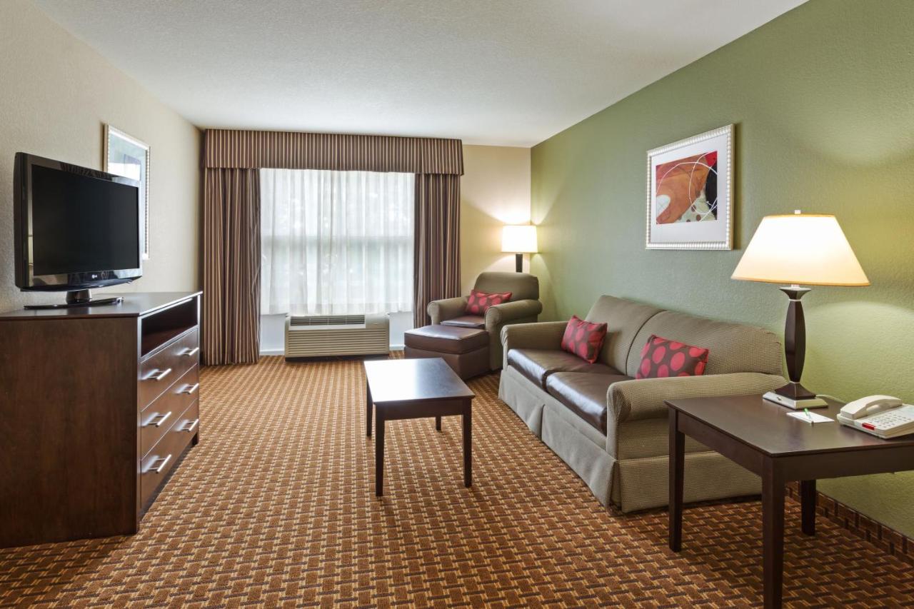 One-Bedroom King Suite with Jetted Tub at Holiday Inn Daytona Beach LPGA Boulevard by IHG