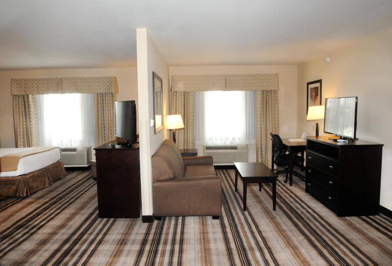 King Suite - Disability Access at Holiday Inn Express & Suites Cambridge by IHG
