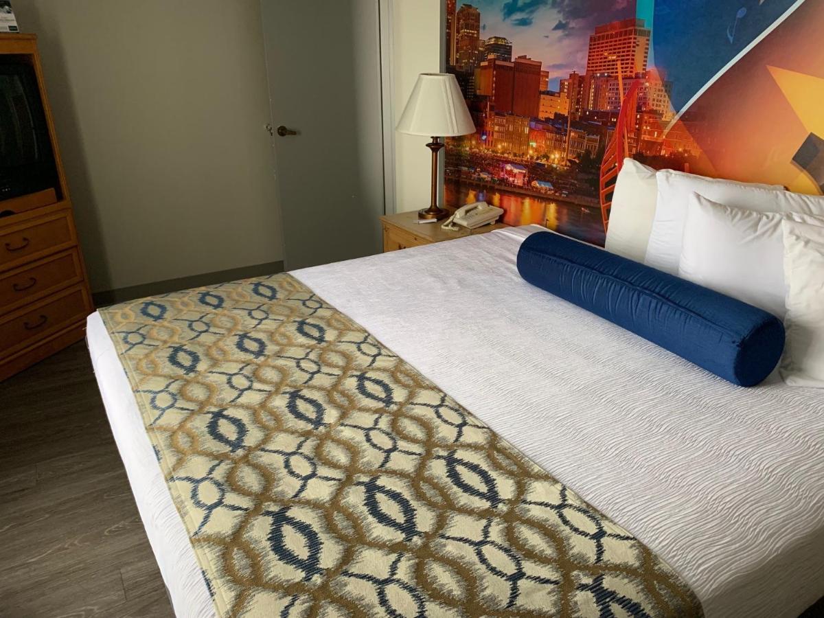 One-Bedroom King Suite - Non-Smoking at Ramada by Wyndham Nashville/Music Valley