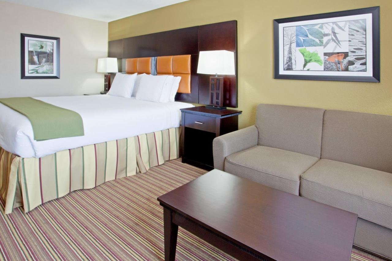 King Suite at Holiday Inn Express Arlington by IHG
