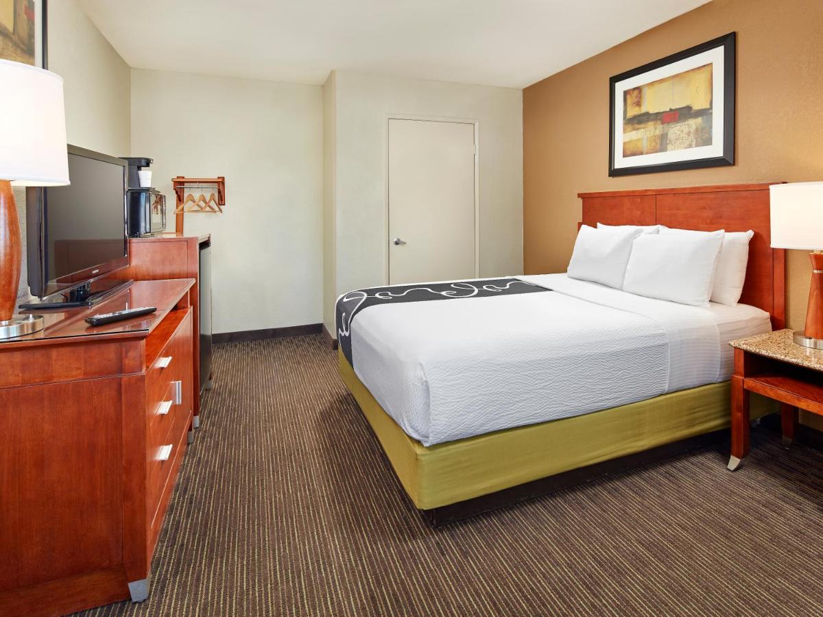 Deluxe Queen Suite - Mobility and Hearing Impaired Access/Non-Smoking at Mission View Inn & Suites San Diego Sea World - Zoo