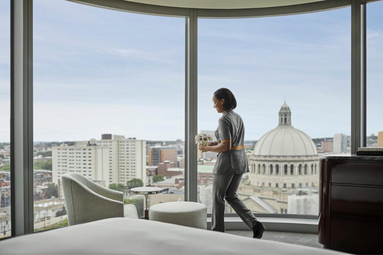 Back Bay Corner King Suite - Accessible at Four Seasons Hotel One Dalton Street, Boston