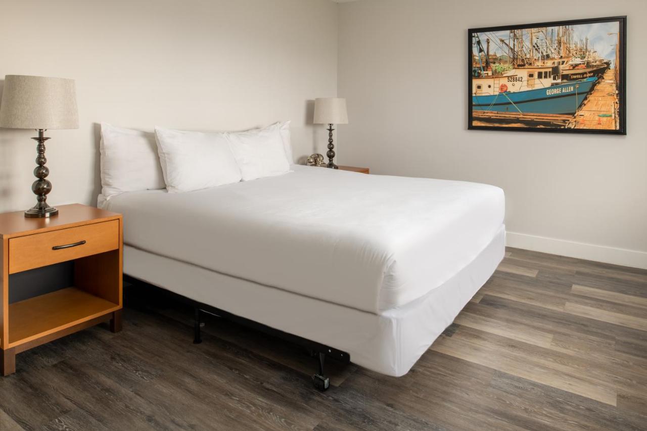 King Kitchenette Suite with View and Balcony at Astoria Riverwalk Inn