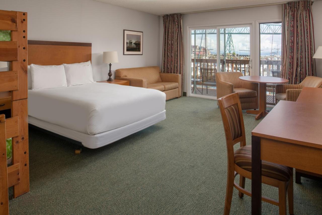 Family Room with Balcony (No Pets Allowed) at Astoria Riverwalk Inn