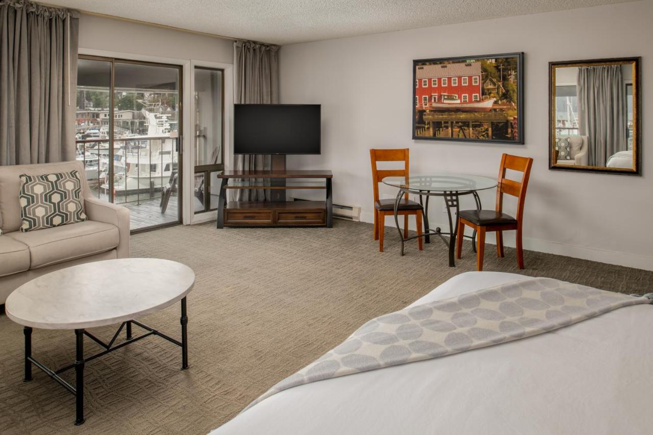 Junior Suite with Balcony (No Pets Allowed) at Astoria Riverwalk Inn