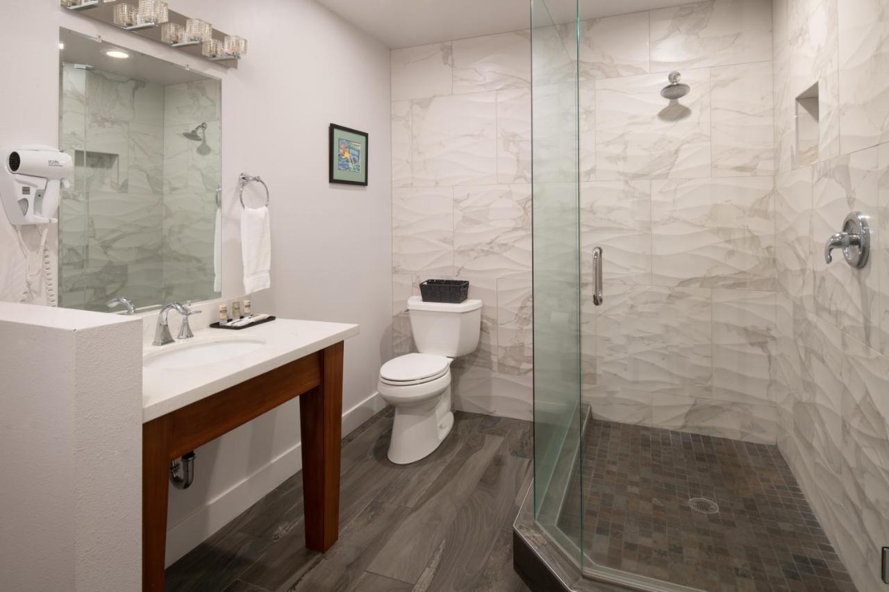 King Suite with Balcony (no pets allowed) at Astoria Riverwalk Inn