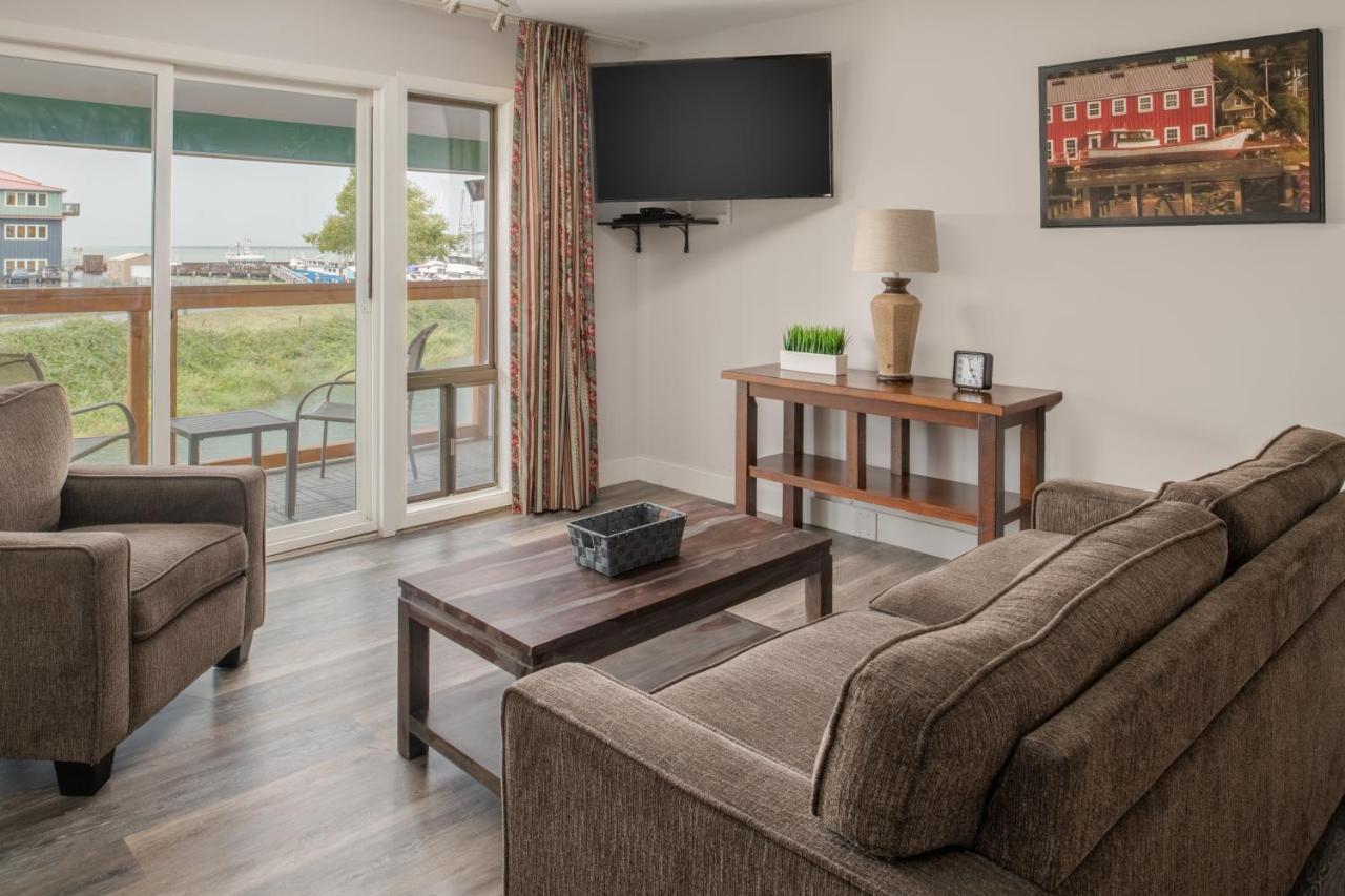 King Kitchenette Suite with View and Balcony at Astoria Riverwalk Inn