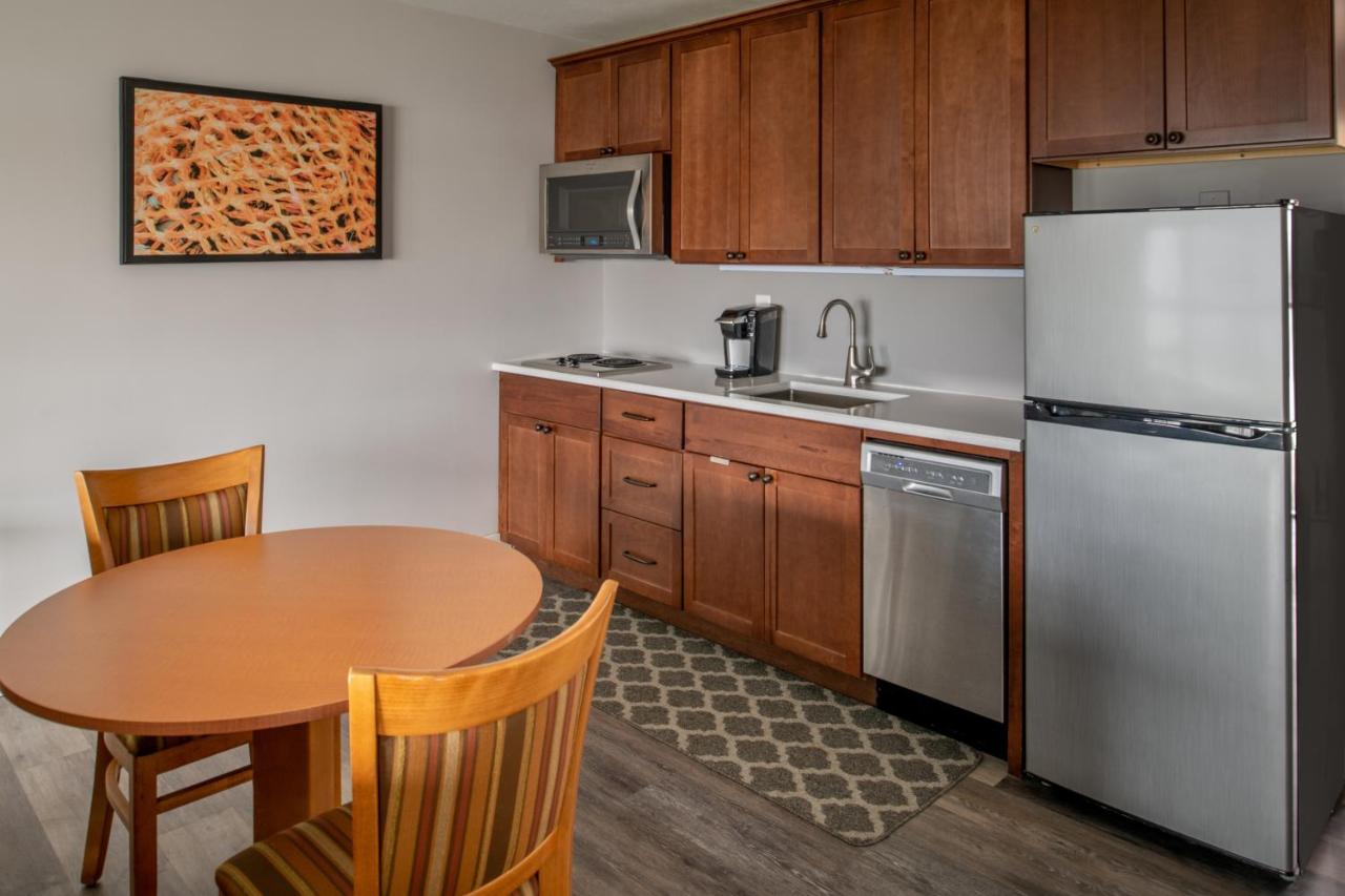 King Kitchenette Suite with View and Balcony at Astoria Riverwalk Inn