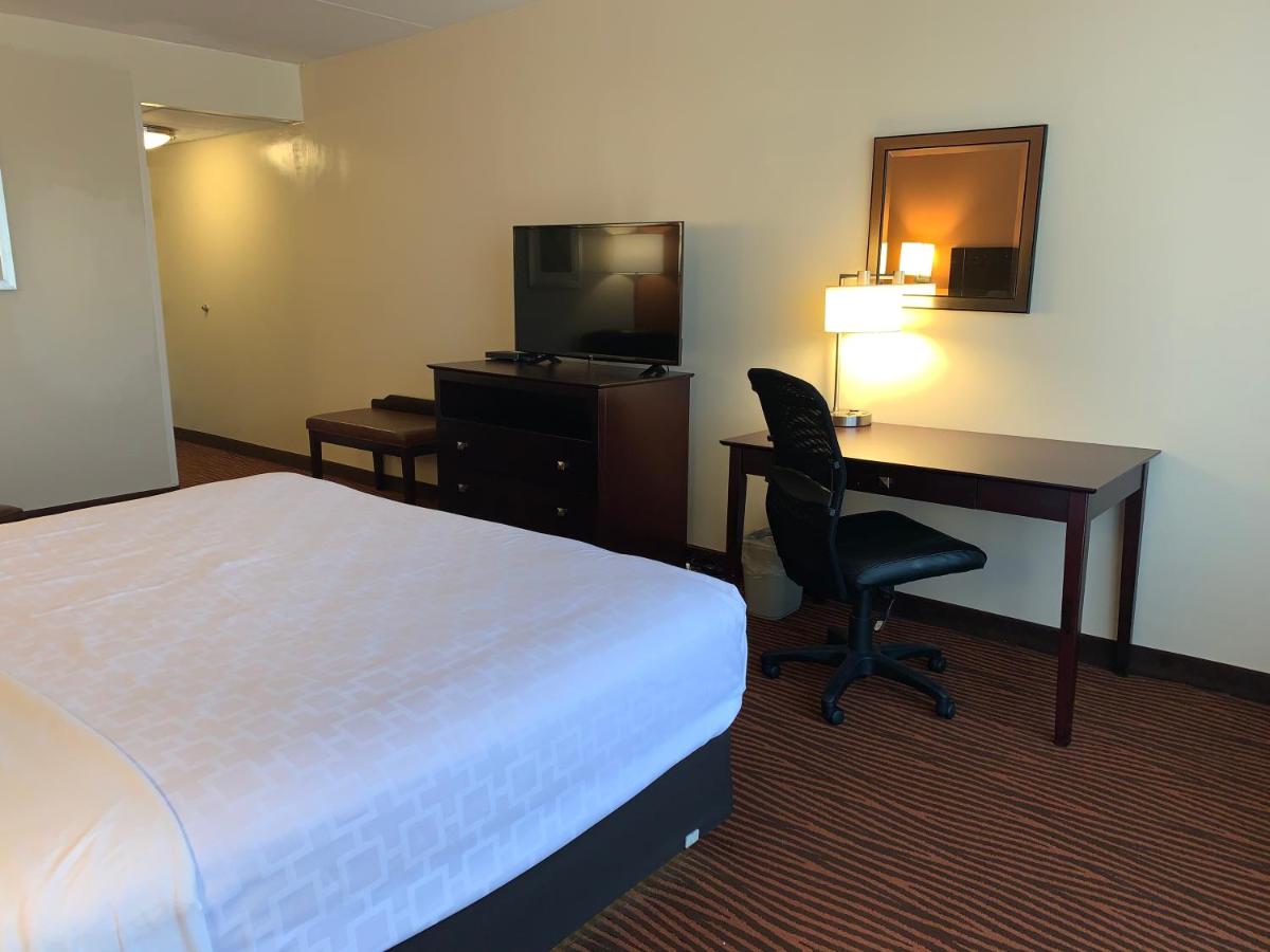 Deluxe King Room - Non-Smoking at Best Western Executive Hotel Of New Haven - West Haven