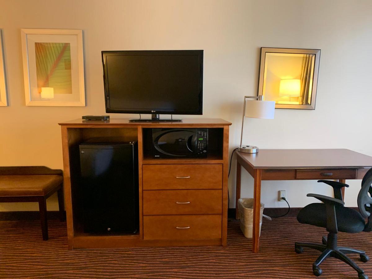 Deluxe Queen Room - Non-Smoking at Best Western Executive Hotel Of New Haven - West Haven