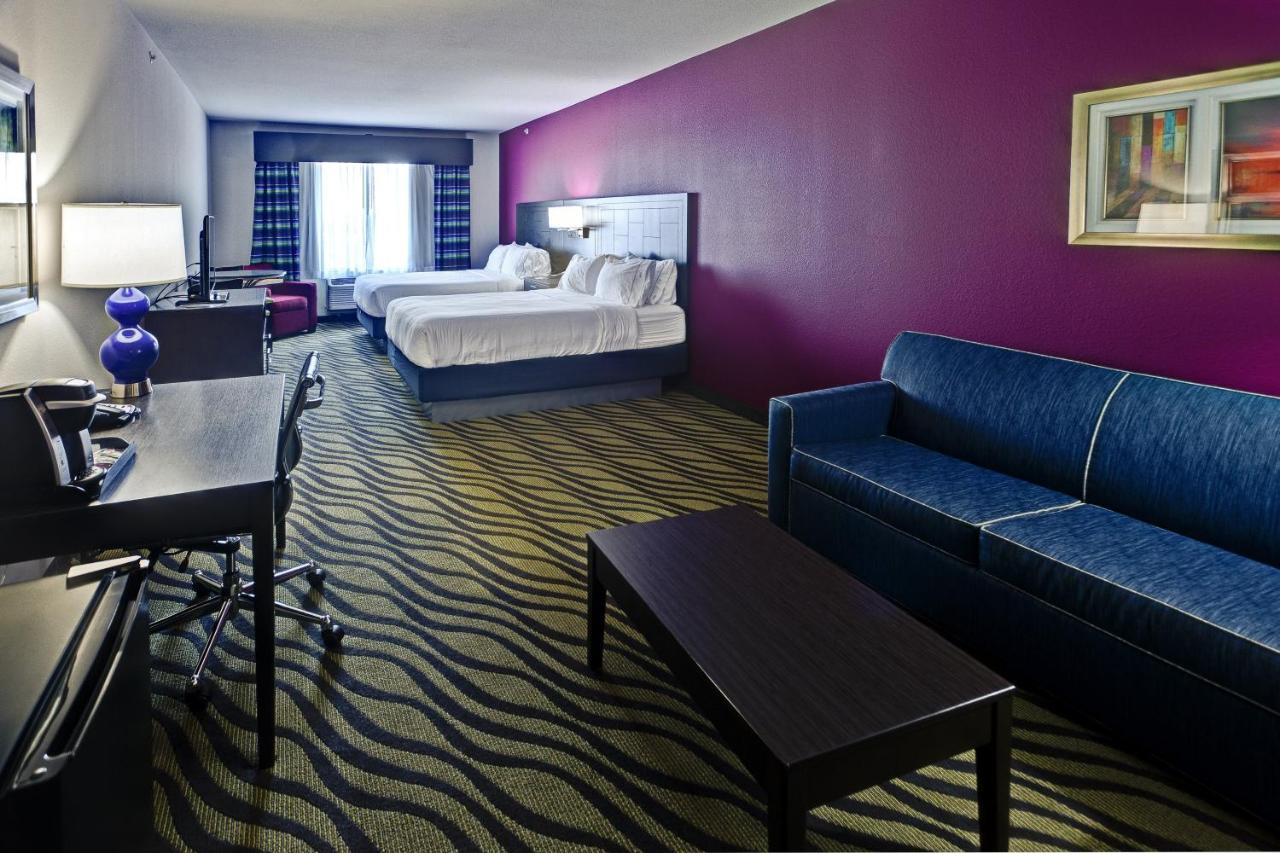 Queen Suite with Two Queen Beds at Holiday Inn Express Hutchinson by IHG