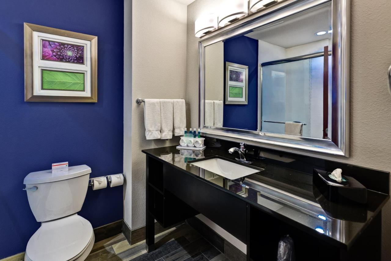 King Room at Holiday Inn Express Hutchinson by IHG
