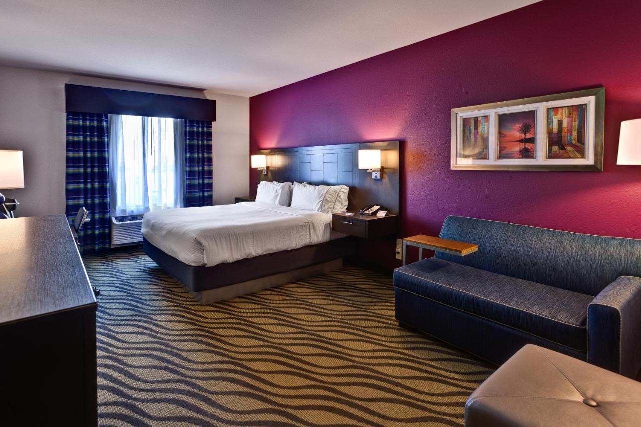 King Room at Holiday Inn Express Hutchinson by IHG