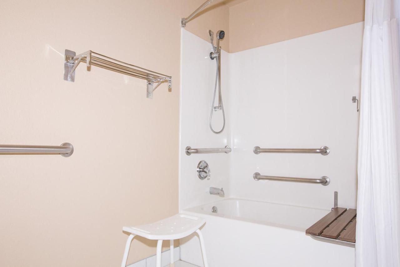 Queen Room - Disability Access - Pet Friendly at Red Lion Inn & Suites McMinnville