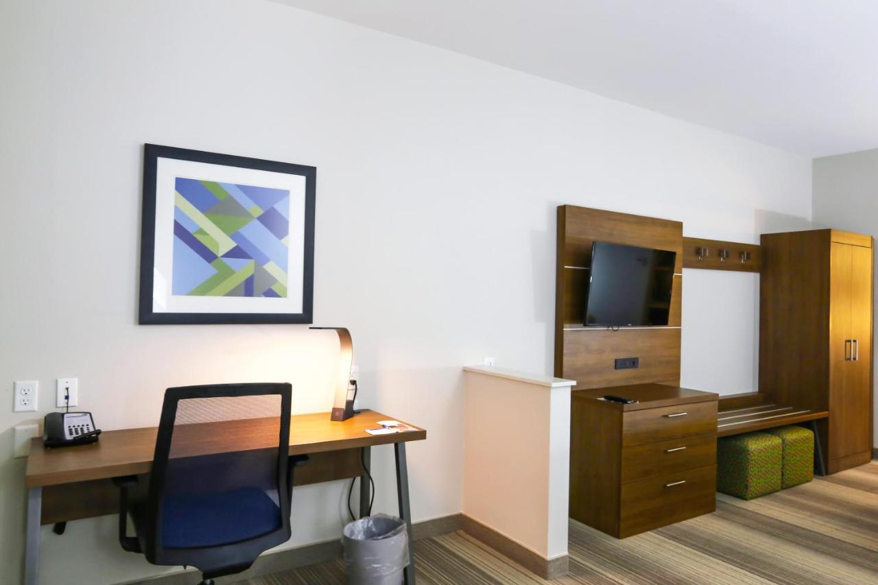King Suite - Non-Smoking at Holiday Inn Express & Suites Houston IAH - Beltway 8 by IHG