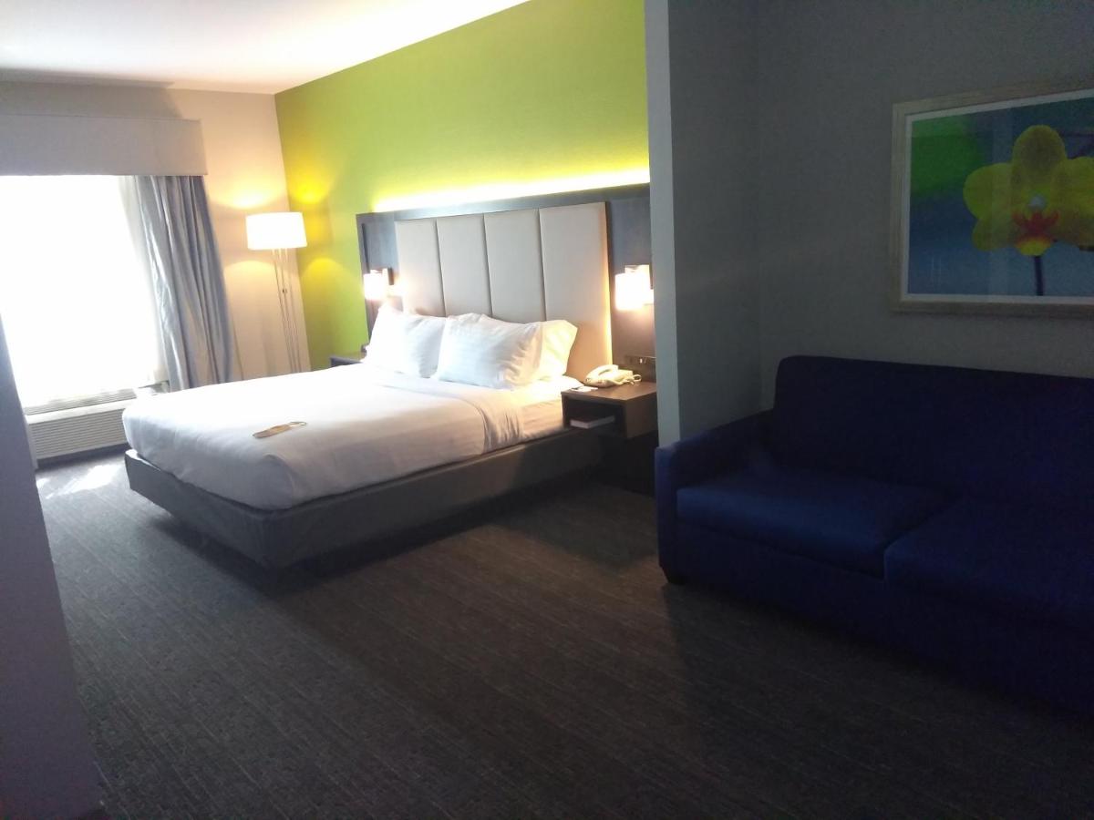King Suite at Holiday Inn Express Hotel & Suites Pearland by IHG