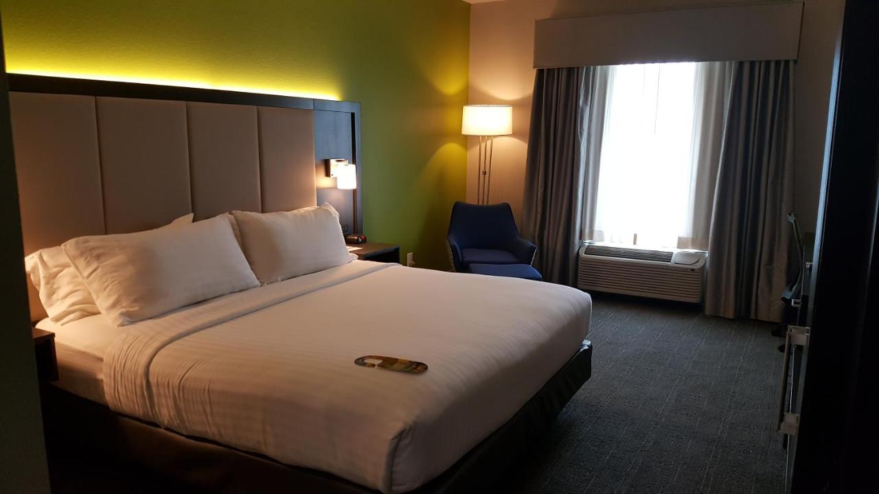 King Room at Holiday Inn Express Hotel & Suites Pearland by IHG