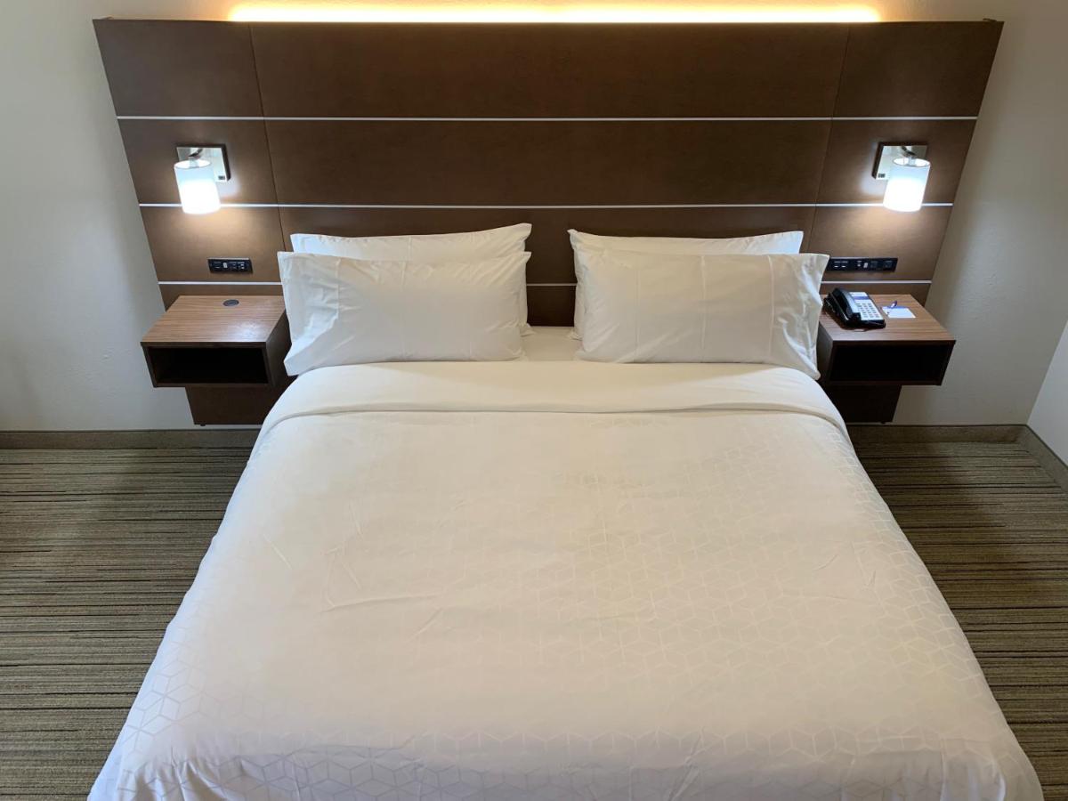 King Room - Non-Smoking at Holiday Inn Express Hillsborough by IHG