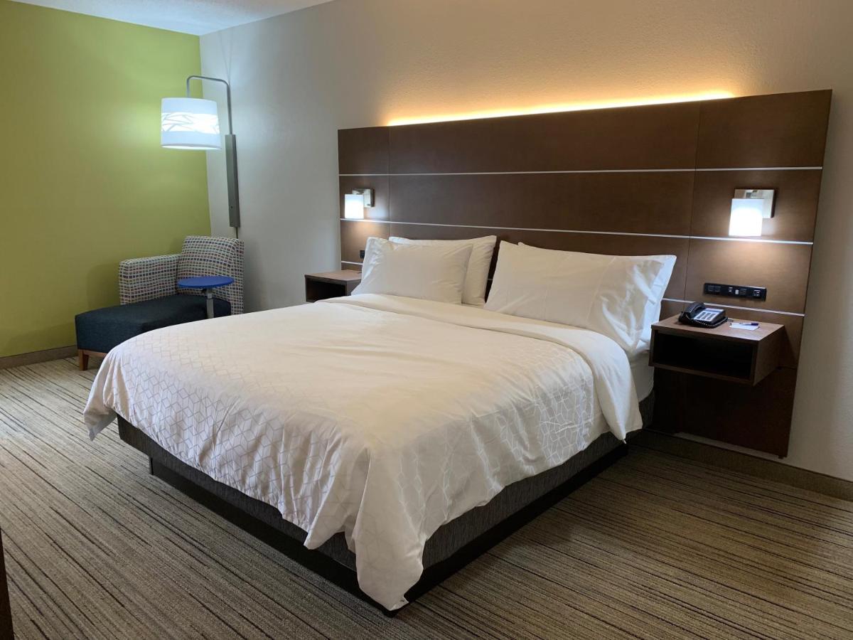 King Room - Non-Smoking at Holiday Inn Express Hillsborough by IHG