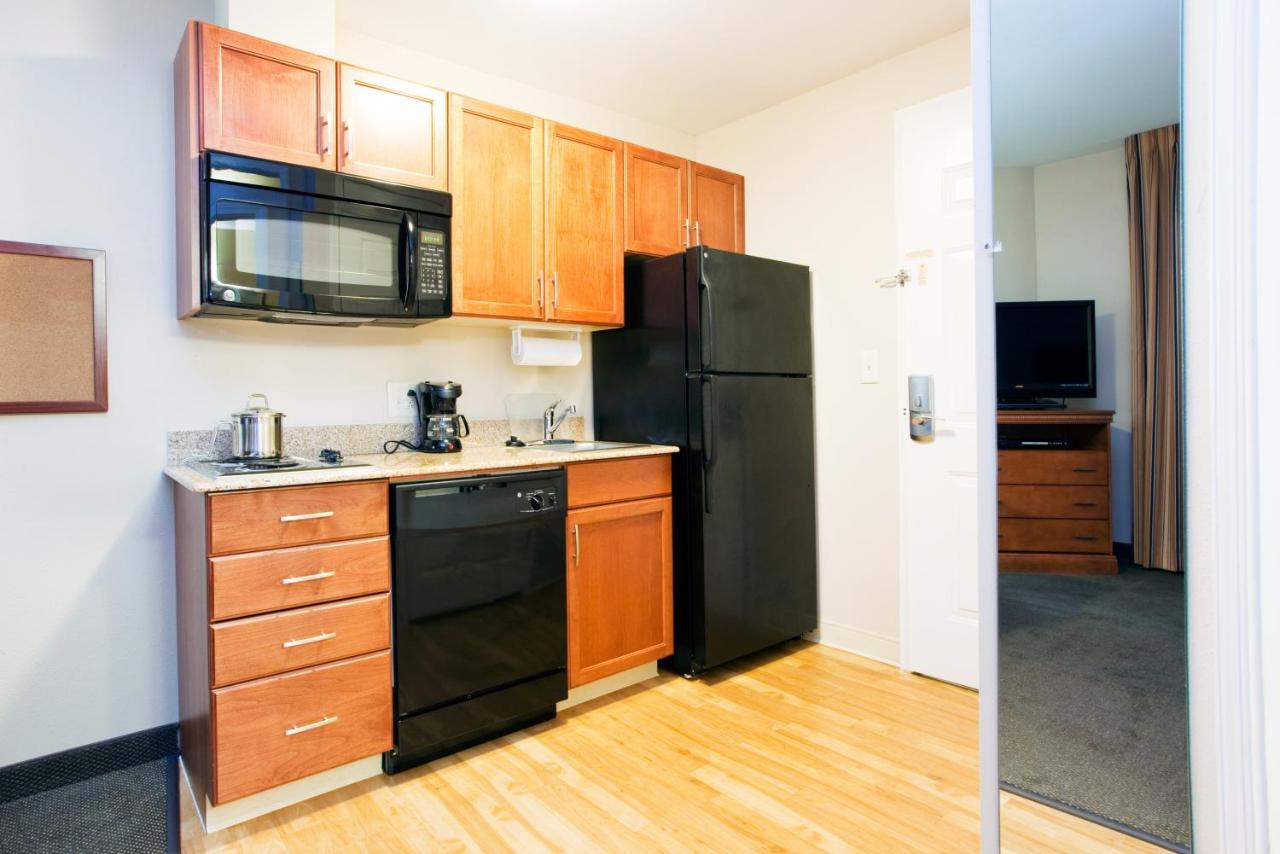 Queen Studio at Candlewood Suites Jacksonville by IHG