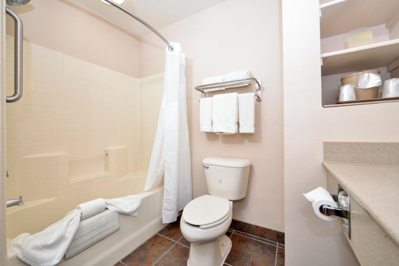 King Suite at Holiday Inn Express Hotel & Suites Kingman by IHG