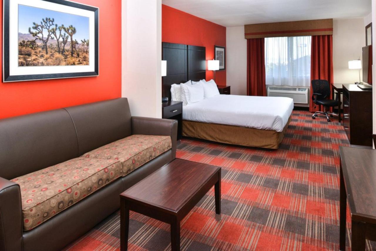 King Suite at Holiday Inn Express Hotel & Suites Kingman by IHG