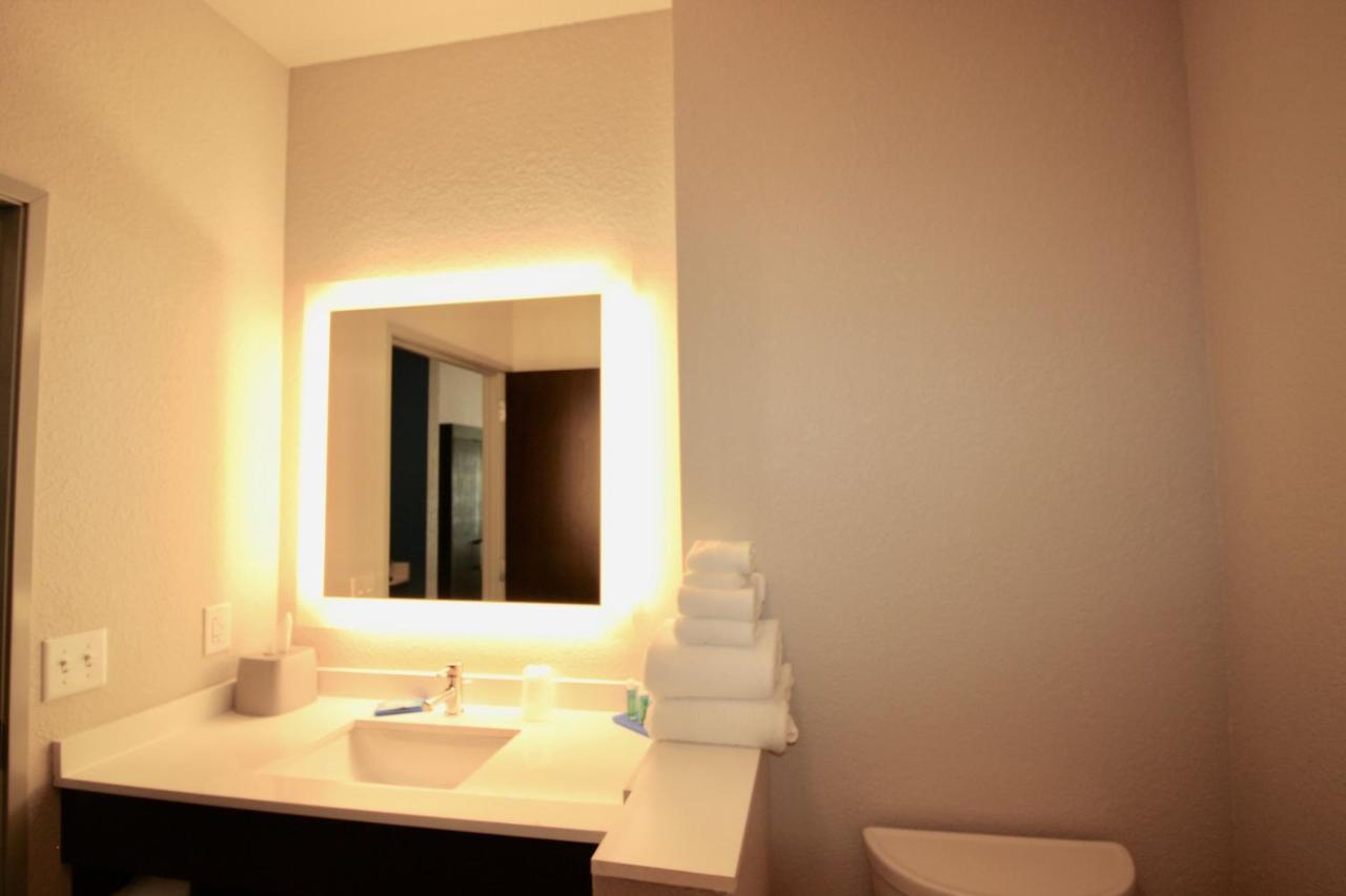 Queen Room with Two Queen Beds at Holiday Inn Express & Suites Kirksville - University Area by IHG