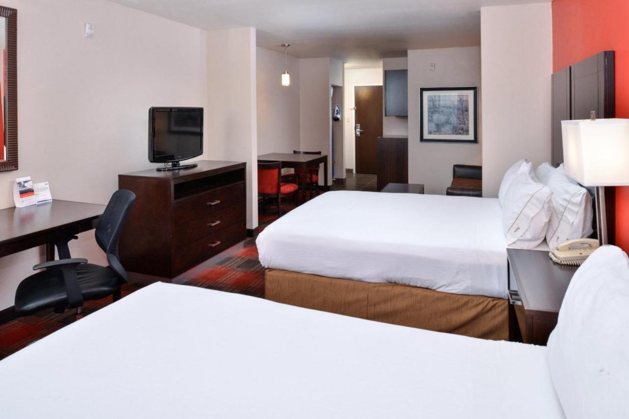 Queen Suite with Two Queen Beds at Holiday Inn Express Hotel & Suites Kingman by IHG