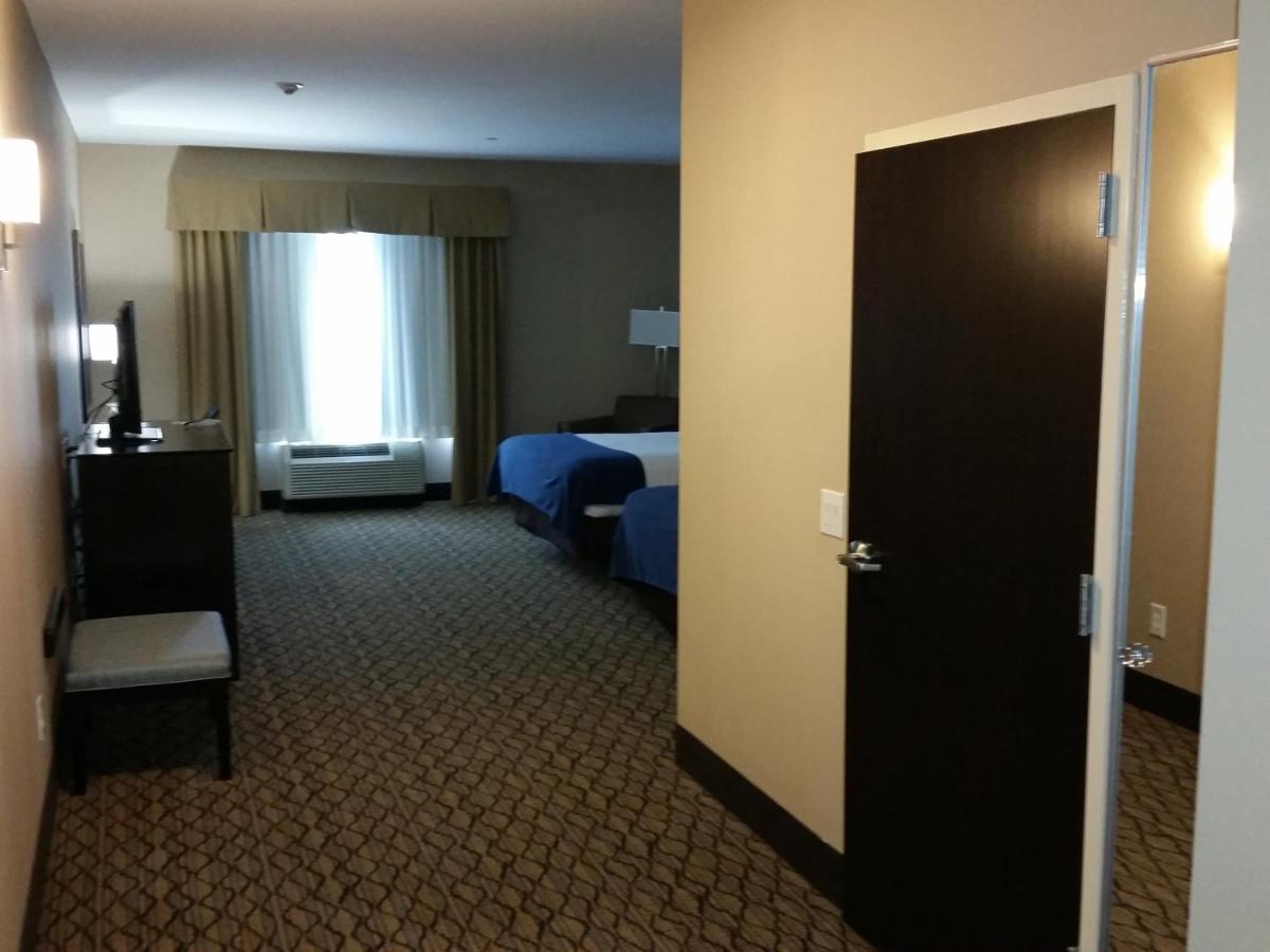 Queen Room with Two Queen Beds at Holiday Inn Express & Suites Atascocita - Humble - Kingwood by IHG