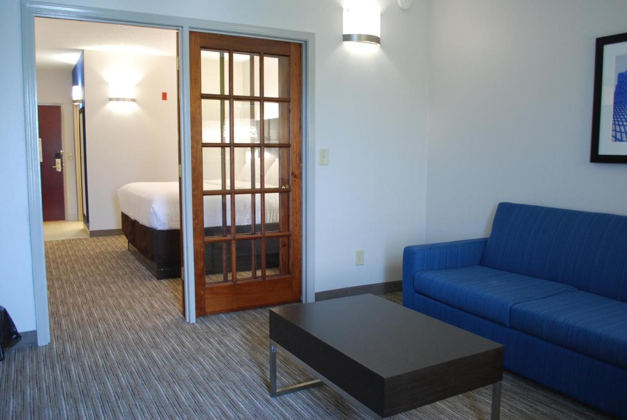 King Suite - Non-Smoking at Holiday Inn Express Hotel and Suites Kingsport by IHG