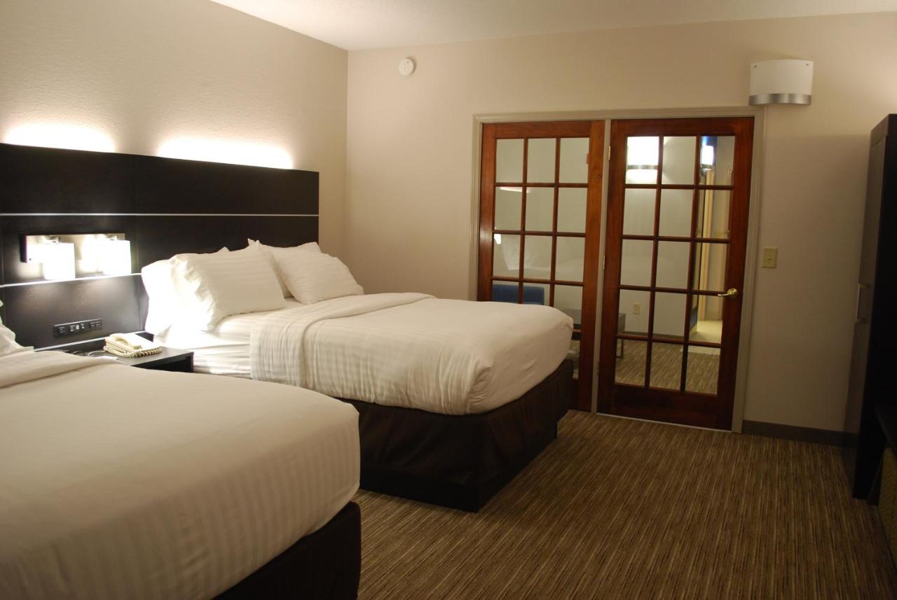 Queen Suite with Two Queen Beds - Non-Smoking at Holiday Inn Express Hotel and Suites Kingsport by IHG