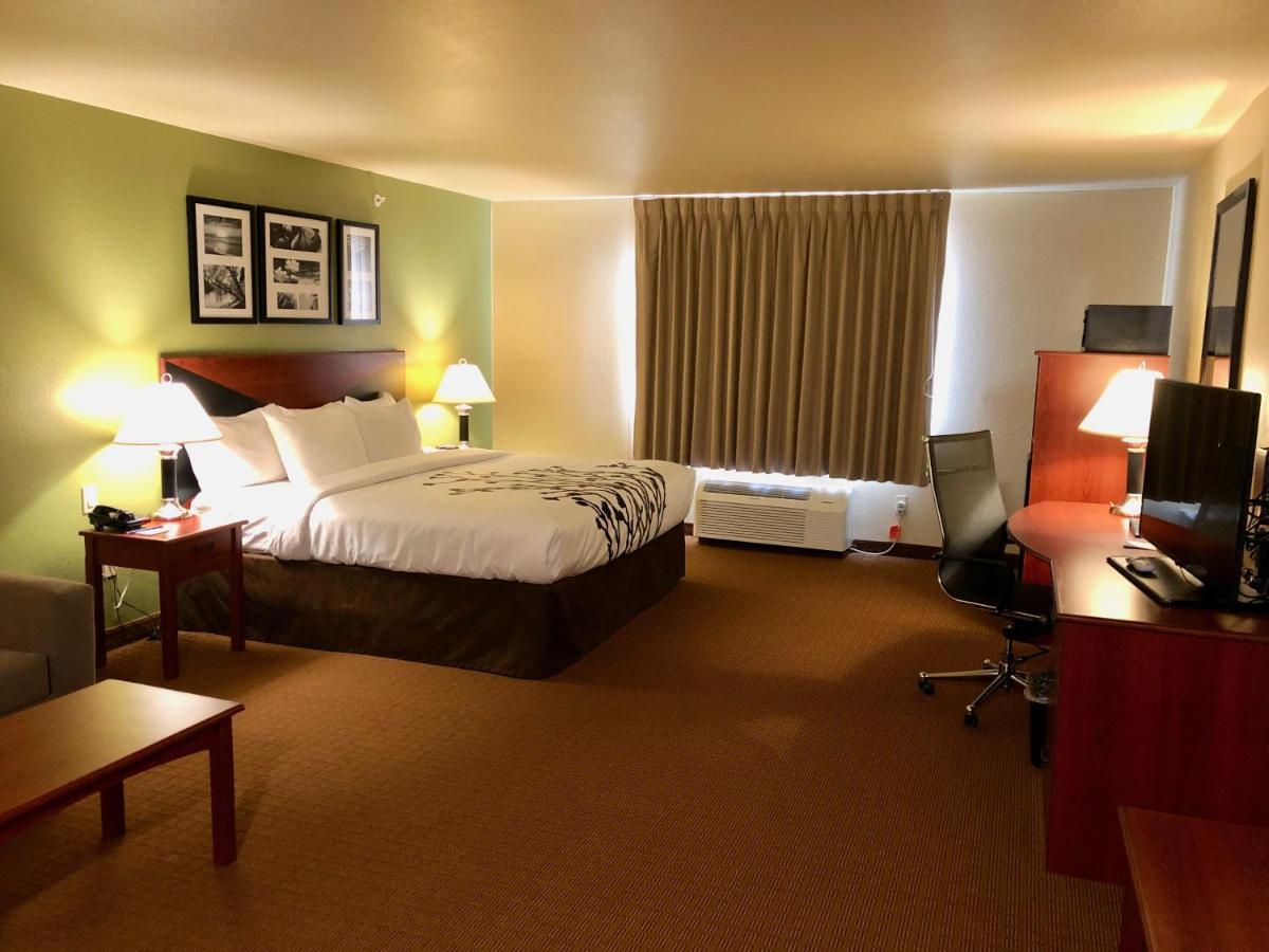 King Suite at Sleep Inn & Suites Shamrock