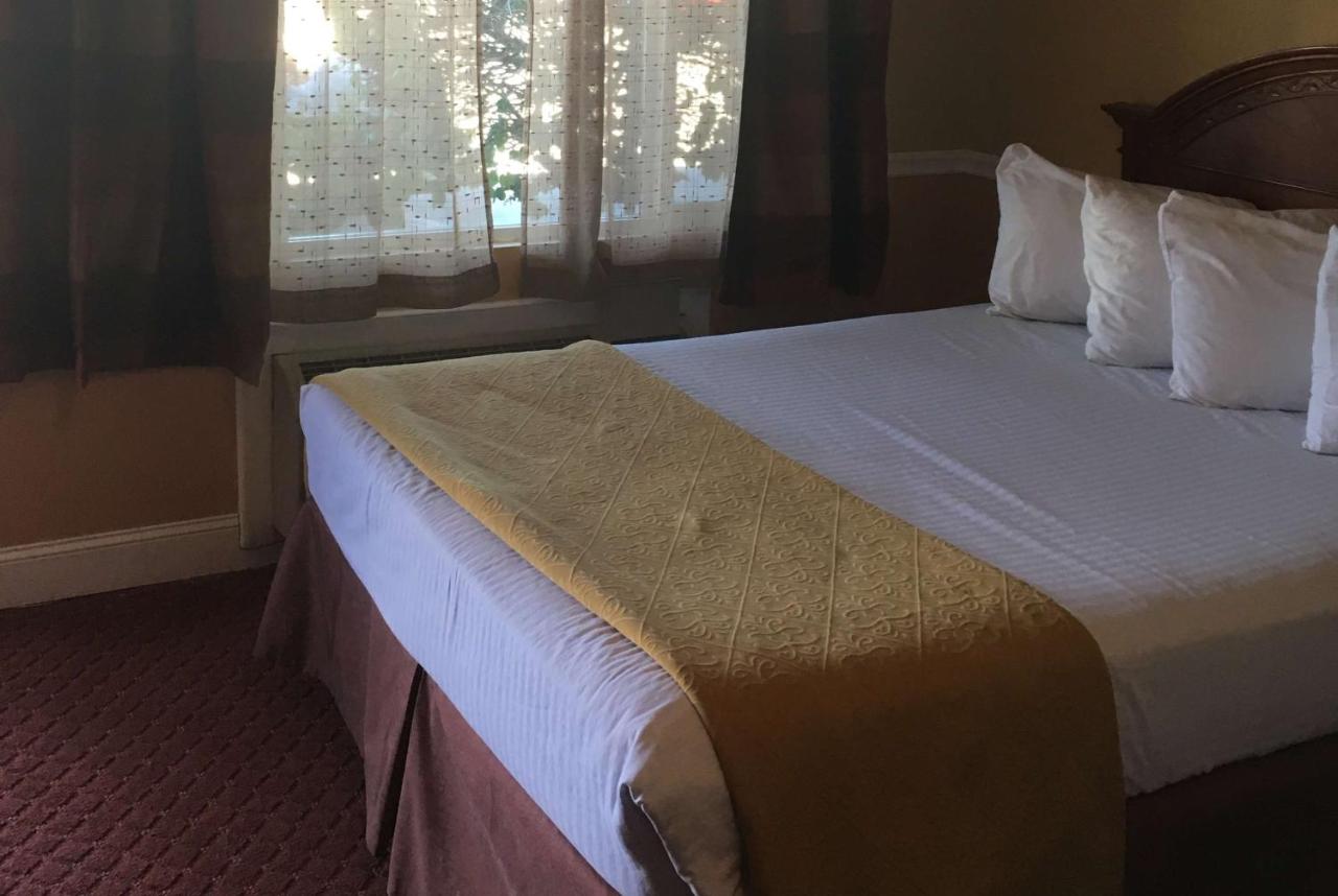 King Room - Non-Smoking at Travelodge by Wyndham Hawthorne