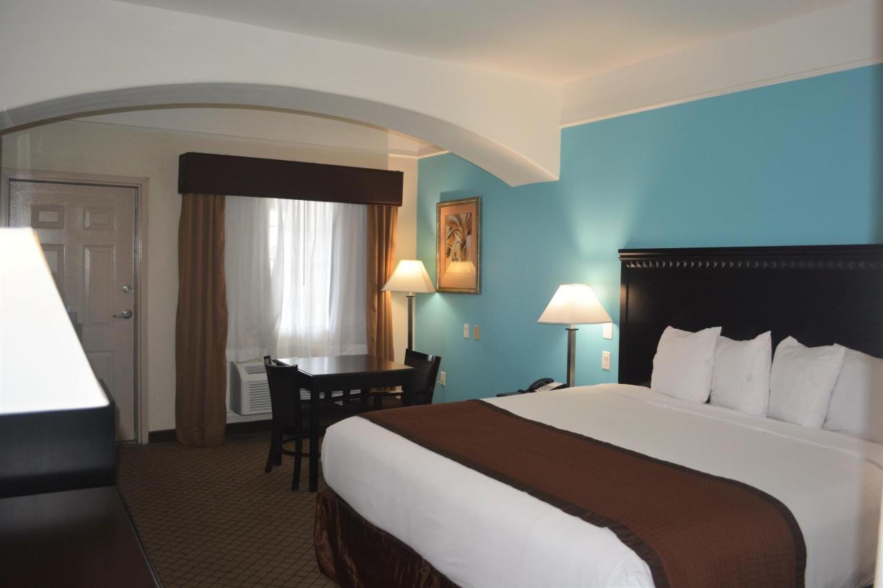 King Suite with Ocean View - Non-Smoking at Baymont by Wyndham Galveston