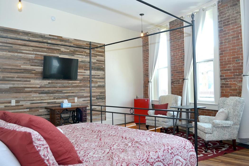 Deluxe King Studio at Eighteen-Ninety Sleepover
