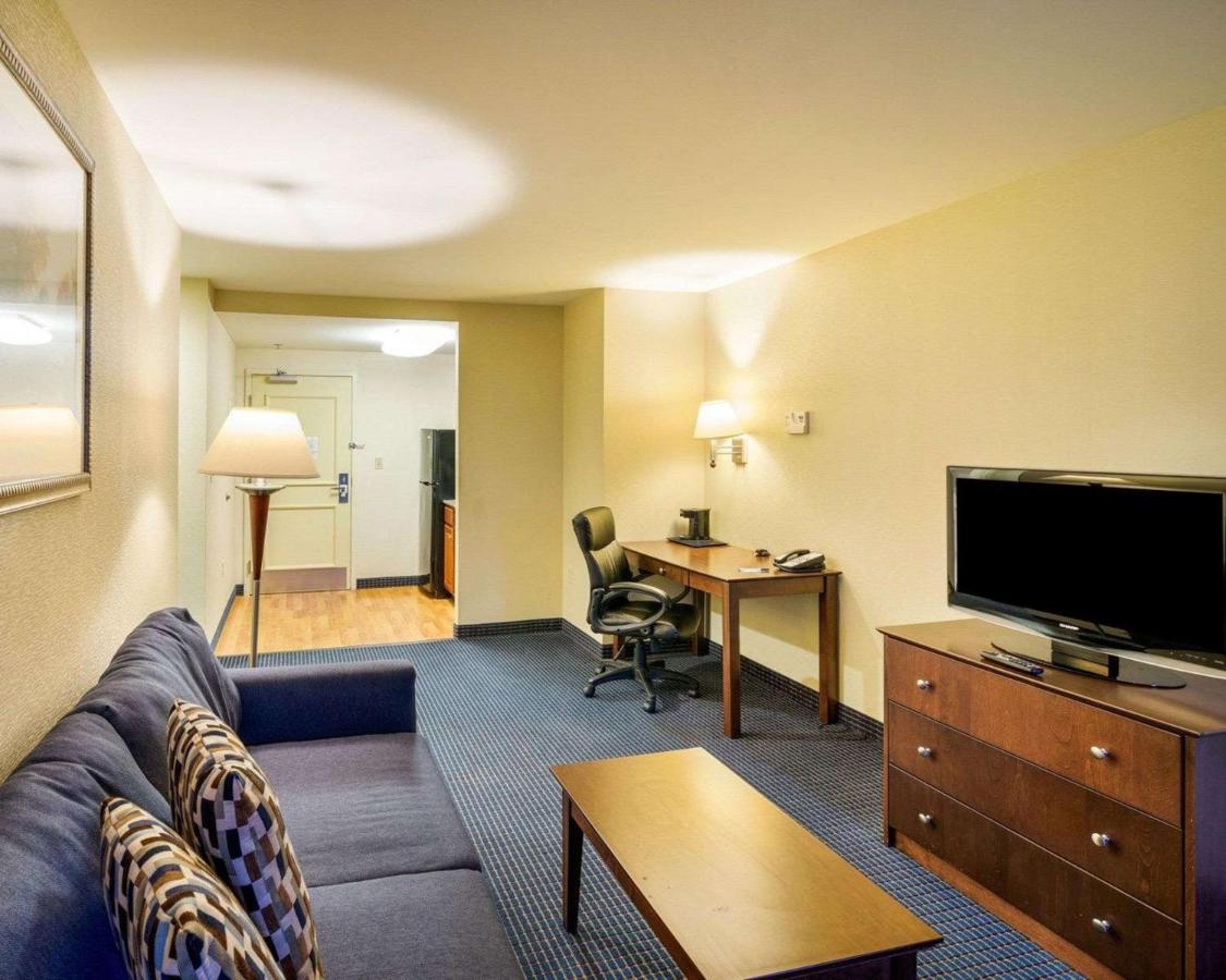King Suite with Whirlpool - Non-Smoking at MainStay Suites Dover