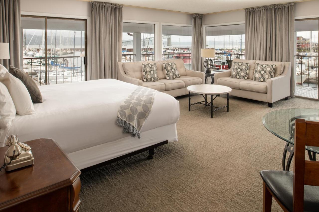 Junior Suite with Balcony (No Pets Allowed) at Astoria Riverwalk Inn