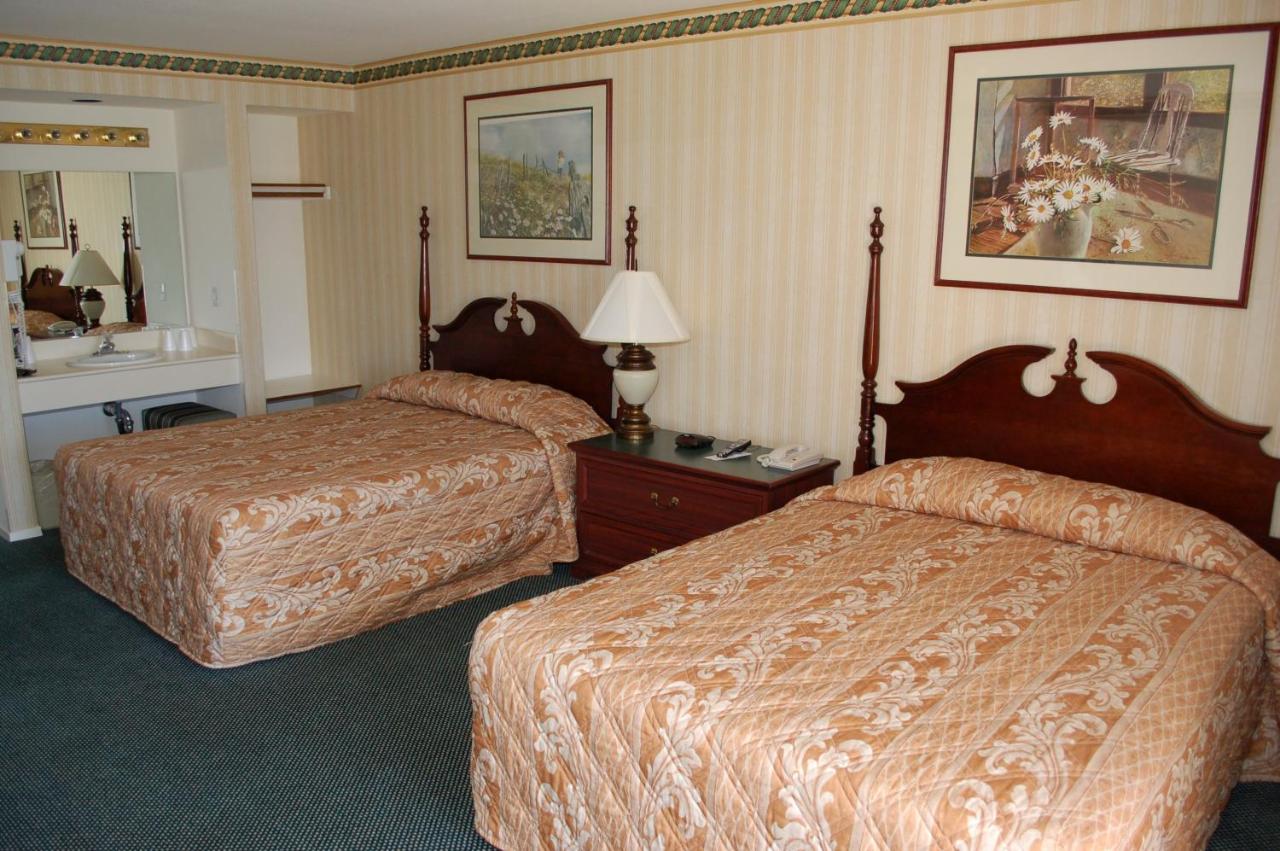 Queen Room with Two Queen Beds at Longstreet Inn & Casino