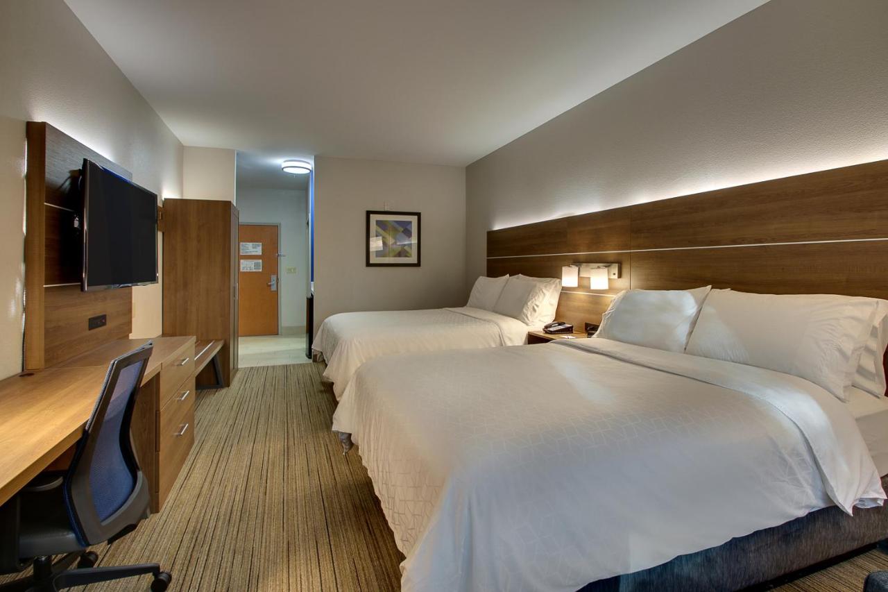 Queen Room with Two Queen Beds - Disability Access at Holiday Inn Express Hotel & Suites Austell - Powder Springs by IHG