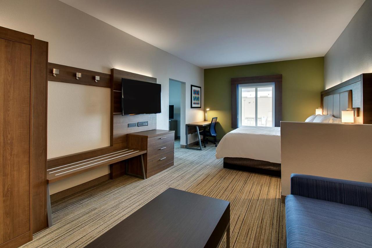 King Suite at Holiday Inn Express Hotel & Suites Austell - Powder Springs by IHG