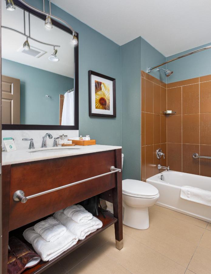 Queen Fireplace Studio - Adults Only at The Coho Oceanfront Lodge