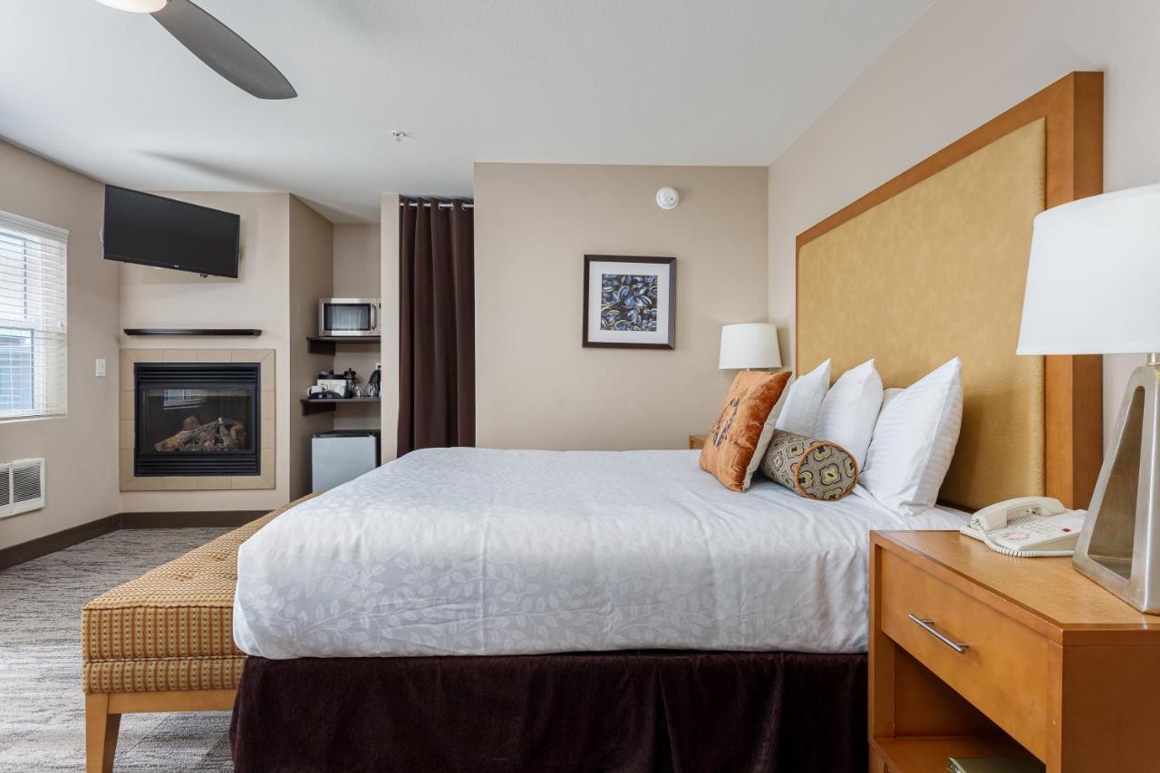 Queen Fireplace Studio - Adults Only at The Coho Oceanfront Lodge