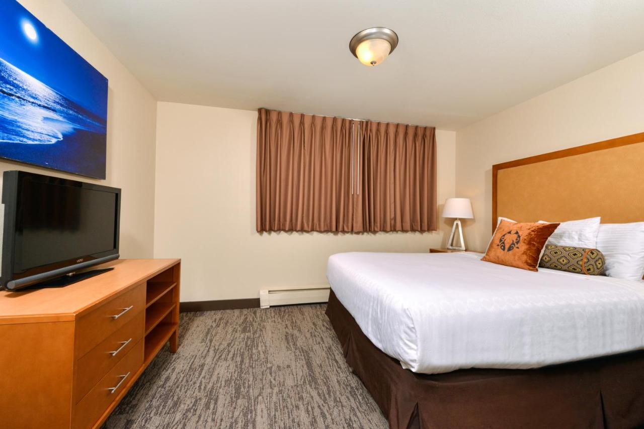 One-Bedroom Suite with Ocean View at The Coho Oceanfront Lodge