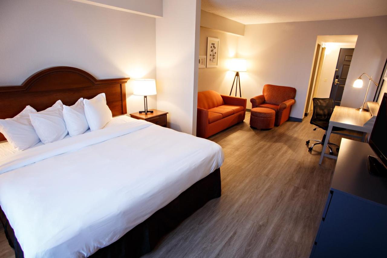King Suite at Country Inn & Suites by Radisson, Harrisburg West Mechanicsburg
