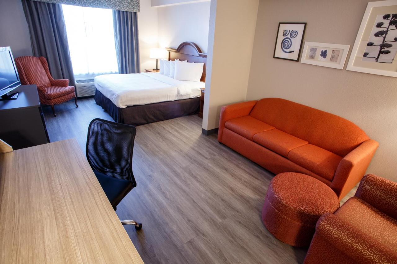 King Suite at Country Inn & Suites by Radisson, Harrisburg West Mechanicsburg