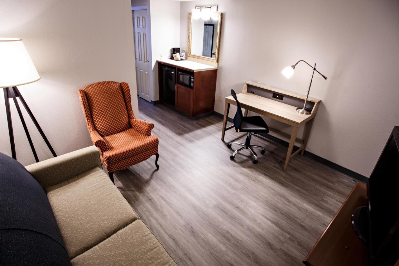 One-Bedroom King Suite - Non-Smoking at Country Inn & Suites by Radisson, Harrisburg West Mechanicsburg