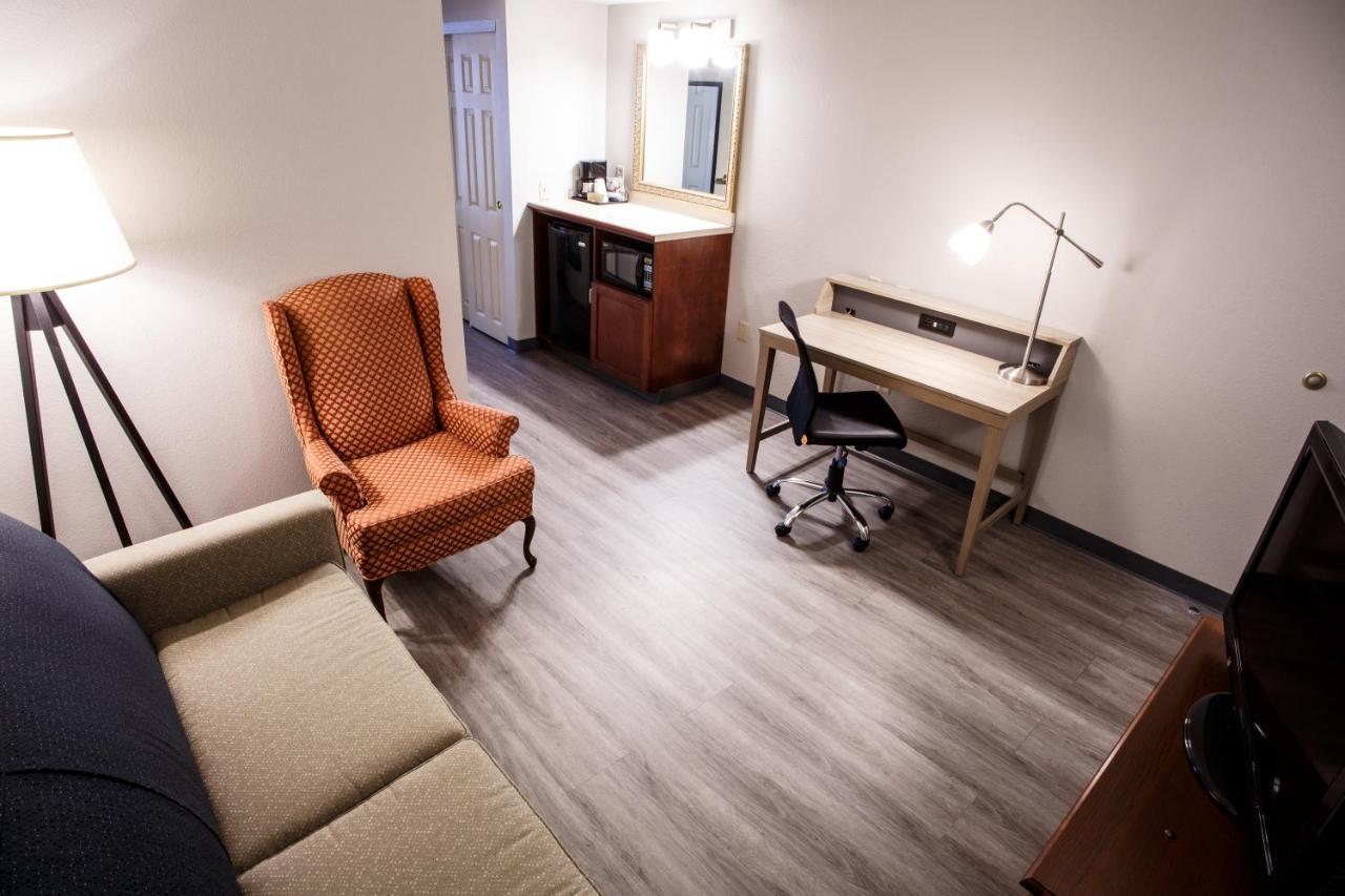 One-Bedroom King Suite - Non-Smoking at Country Inn & Suites by Radisson, Harrisburg West Mechanicsburg
