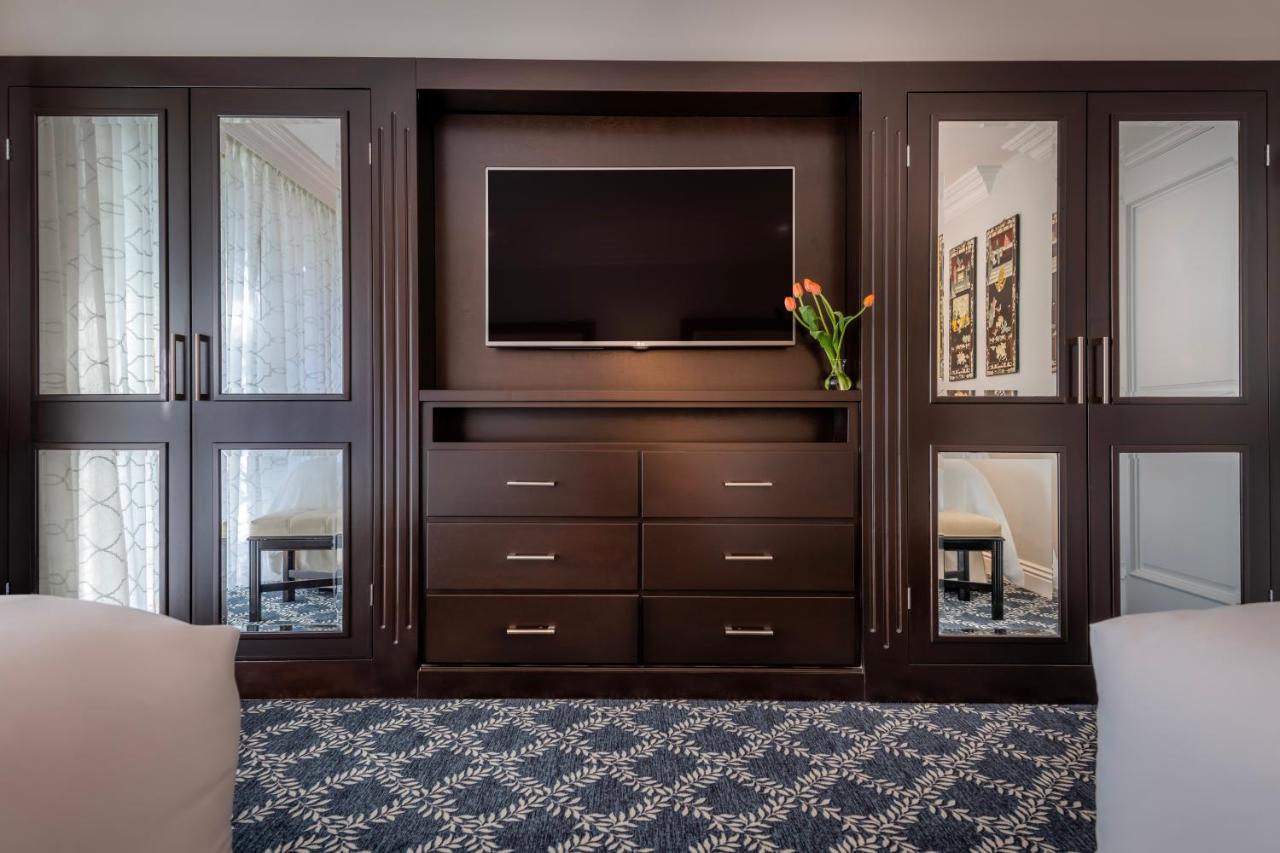 Luxury Suite Double at Beverly Hills Plaza Hotel & Spa
